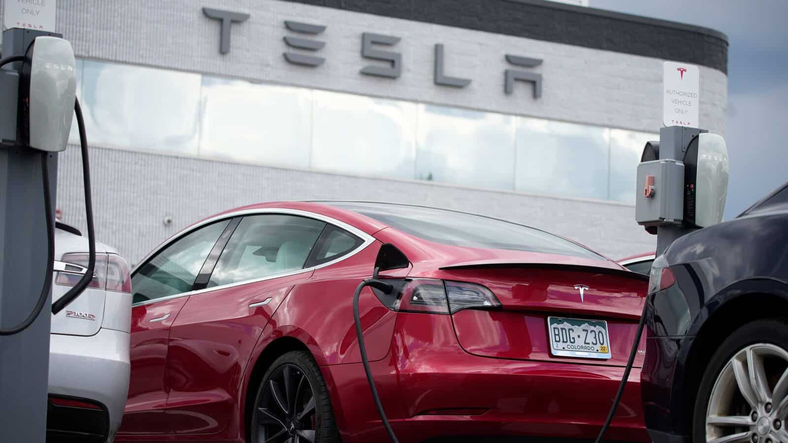 Có nhiều nguyên nhân khiến xe Tesla giảm giá (Ảnh: Internet)