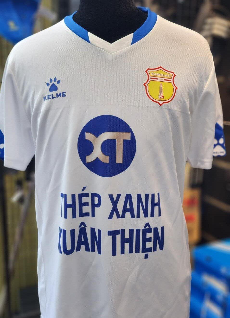 CLB Thép Xanh Nam Định tặng 5.000 áo cho Hội cổ động viên bóng đá Nam Định. (Ảnh: Internet)