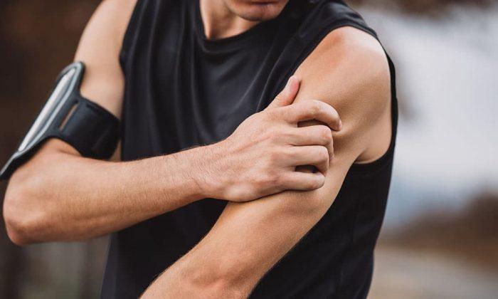 Đau đột ngột ở cánh tay có thể đi kèm cơn đau ngực (Ảnh: Internet)
