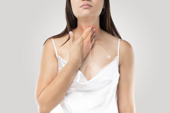 Đau vùng khí quản đi kèm đau ngực có thể là dấu hiệu cảnh báo (Ảnh: Internet)