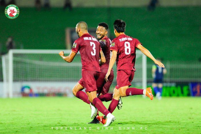 Rafaelson đã có bàn thắng mở tỷ số 1-0 cho Bình Định từ một cú đánh đầu cận thành (Ảnh: Internet)