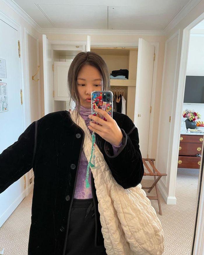 Jennie trong bức ảnh selfie đầy đáng yêu cùng với chiếc túi yêu thích của cô nàng (Ảnh: Internet)