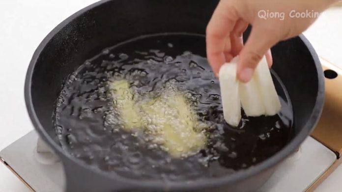 Chiên khoai tây lần 1 (Nguồn: Qiong Cooking)