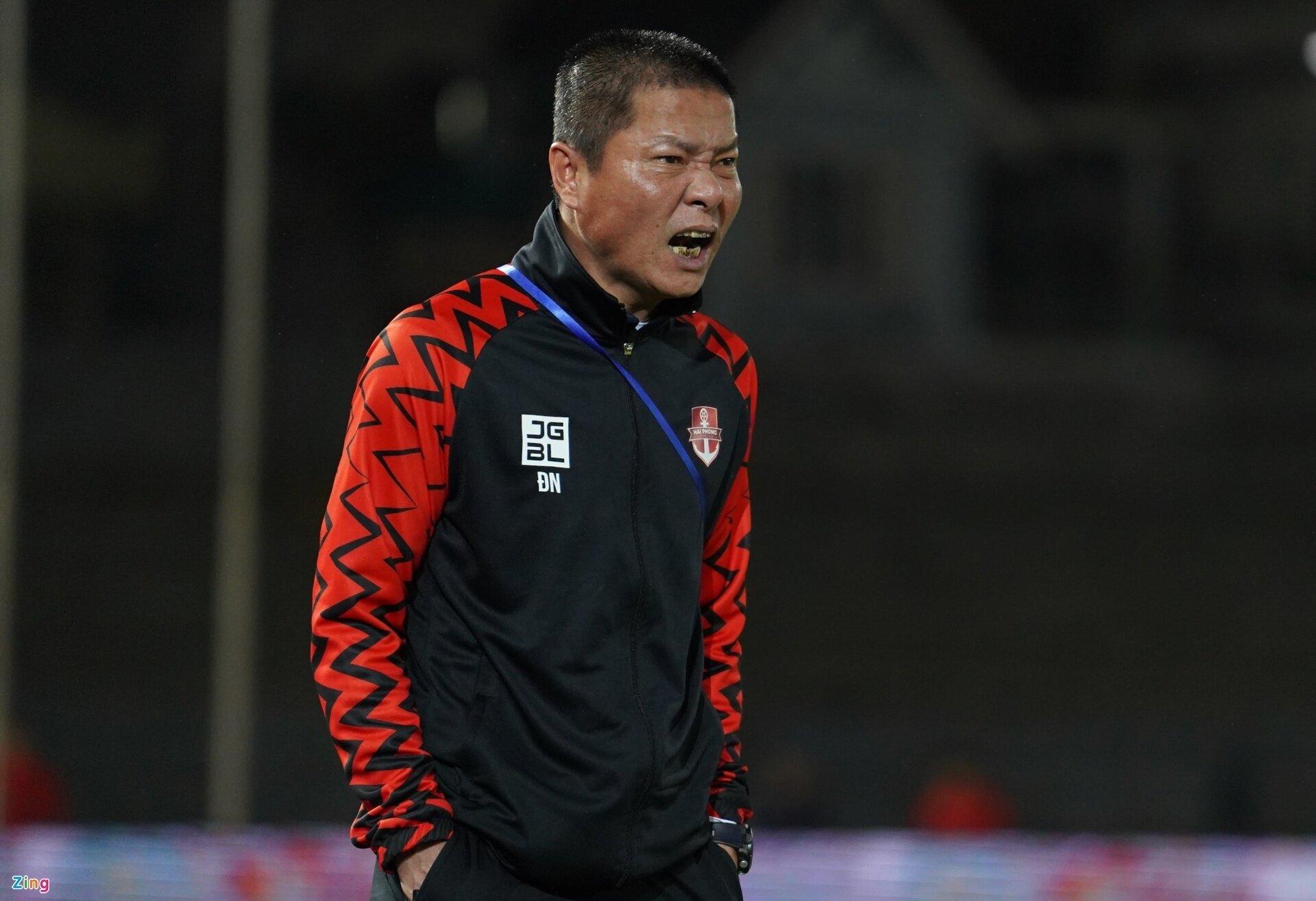 HLV Chu Đình Nghiêm cũng tỏ ra không hài lòng khi V.League phải tạm dừng (Ảnh: Internet)