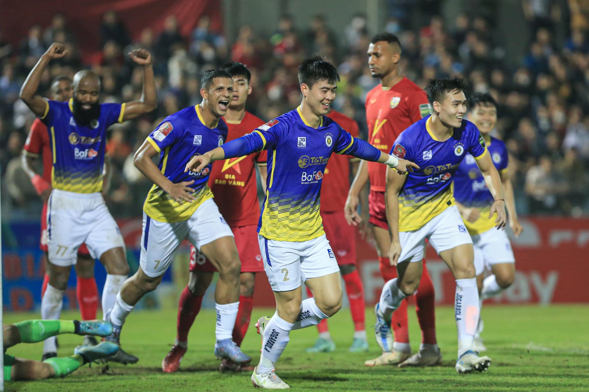 Phút 51, William đá phạt góc xoáy khiến thủ môn Quang Tuấn phán đoán sai, tạo điều kiện để Duy Mạnh đánh đầu cận thành gia tăng tỷ số lên 3-1 cho Hà Nội FC (Ảnh: Internet)