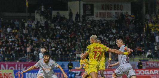 Bruno băng vào đệm bóng cận thành mở tỷ số trận đấu