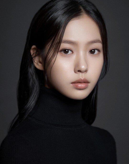 Yoo Seong Ah, người phụ nữ kì lạ đe dọa cuộc sống hàng ngày vốn đang bình yên của Young Ha, do Go Min Si thủ vai