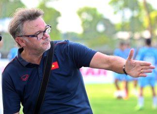 HLV Philippe Troussier đã vượt qua người tiền nhiệm và lập liền 3 kỷ lục là: Lớn tuổi nhất, lương cao nhất và thời hạn hợp đồng dài nhất.