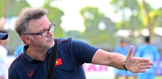 HLV Philippe Troussier đã vượt qua người tiền nhiệm và lập liền 3 kỷ lục là: Lớn tuổi nhất, lương cao nhất và thời hạn hợp đồng dài nhất.