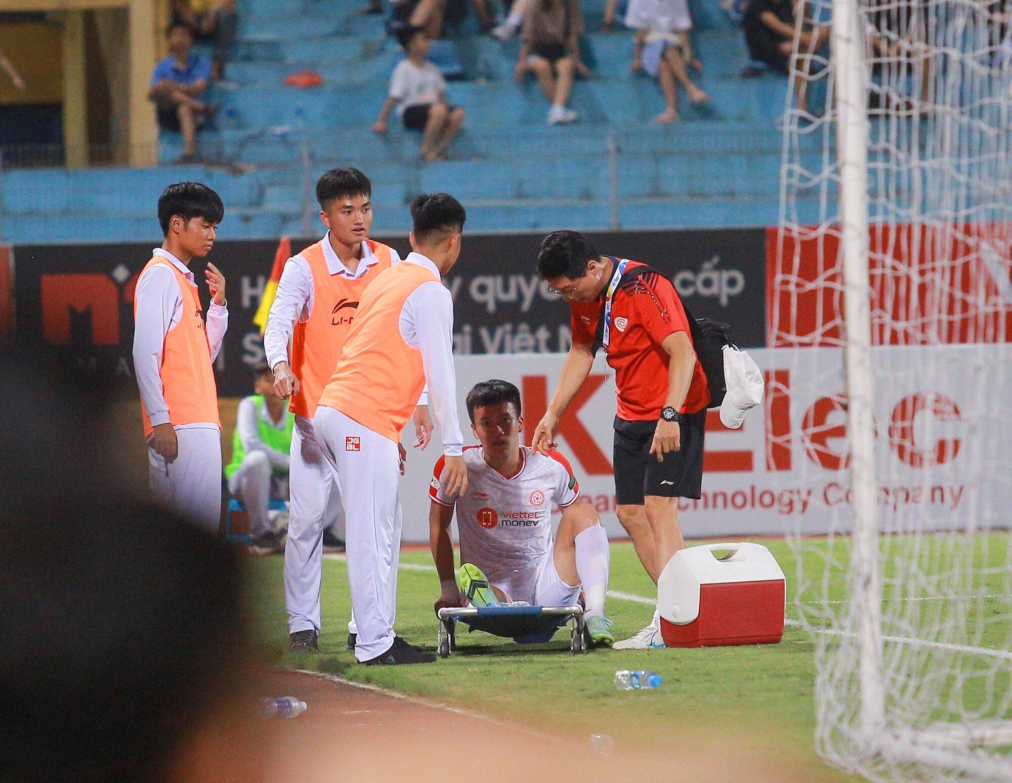 Cầu thủ Nguyễn Hoàng Đức đã bị chấn thương, phải rời sân bằng cáng, không thể tiếp tục thi đấu (Ảnh: Internet)