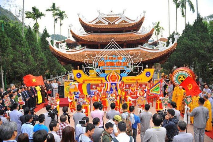 Lễ mở cửa rừng hội chùa Hương (Ảnh: Internet)