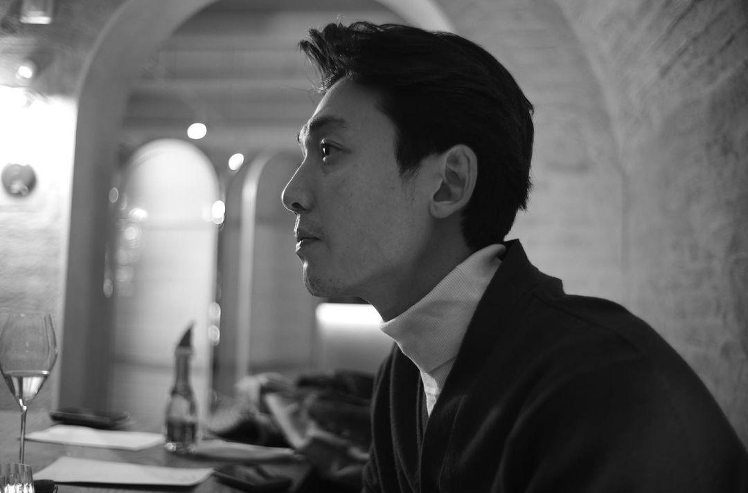 Jung Kyung Ho học hỏi bằng cách xem các video dạy toán của giảng viên hàng đầu Hàn Quốc (Ảnh: Instagram/