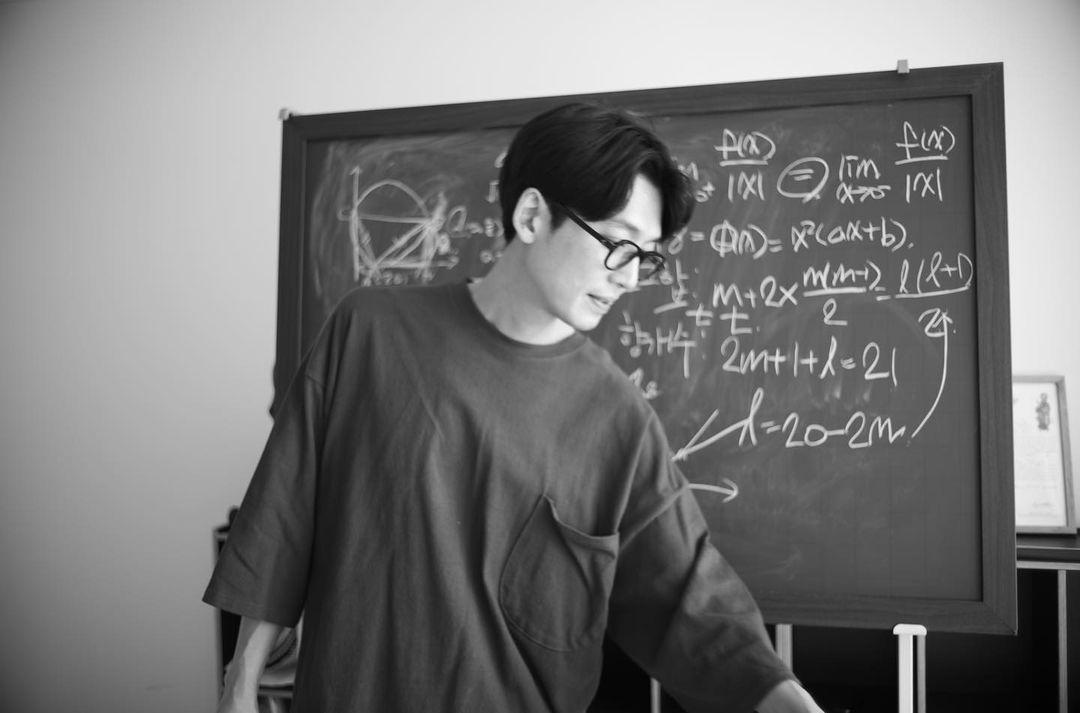 Jung Kyung Ho lấp đầy bảng đen với các công thức toán (Ảnh: Instagram/@netflixkr)