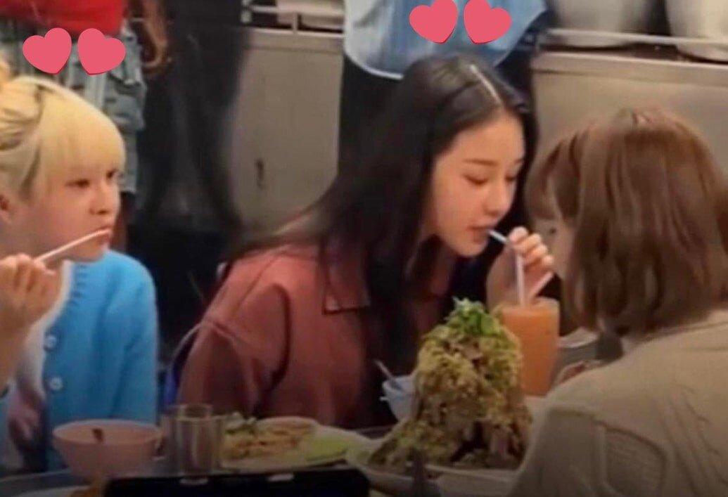 Lisa dẫn 2 hậu bối đi ăn một nhà hàng Thái tại Seoul. Ảnh: Internet