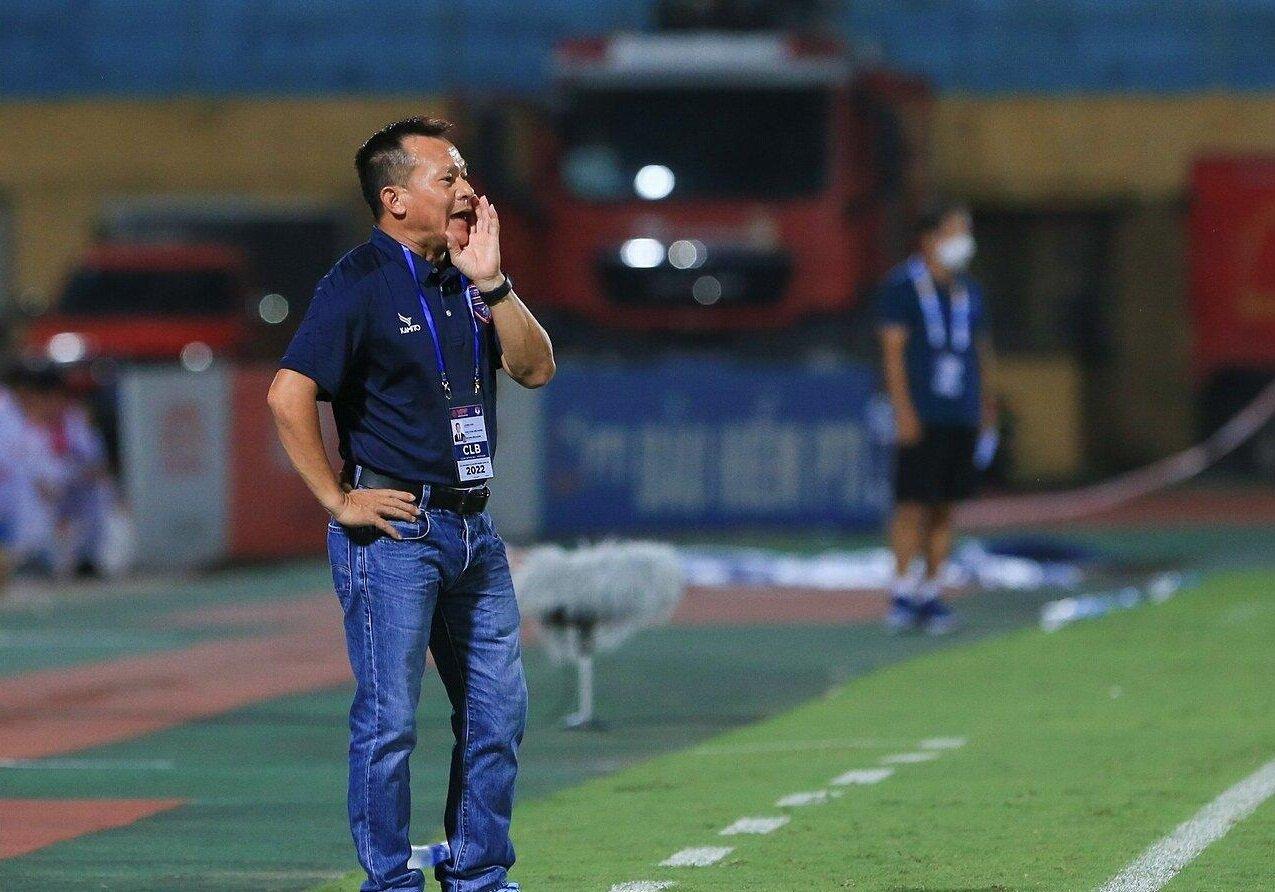 HLV Lư Đình Tuấn không hài lòng với trận thua trên sân nhà. (Ảnh: Internet)