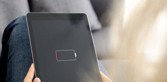 Không nên dùng máy khi pin quá thấp (Ảnh: Internet)