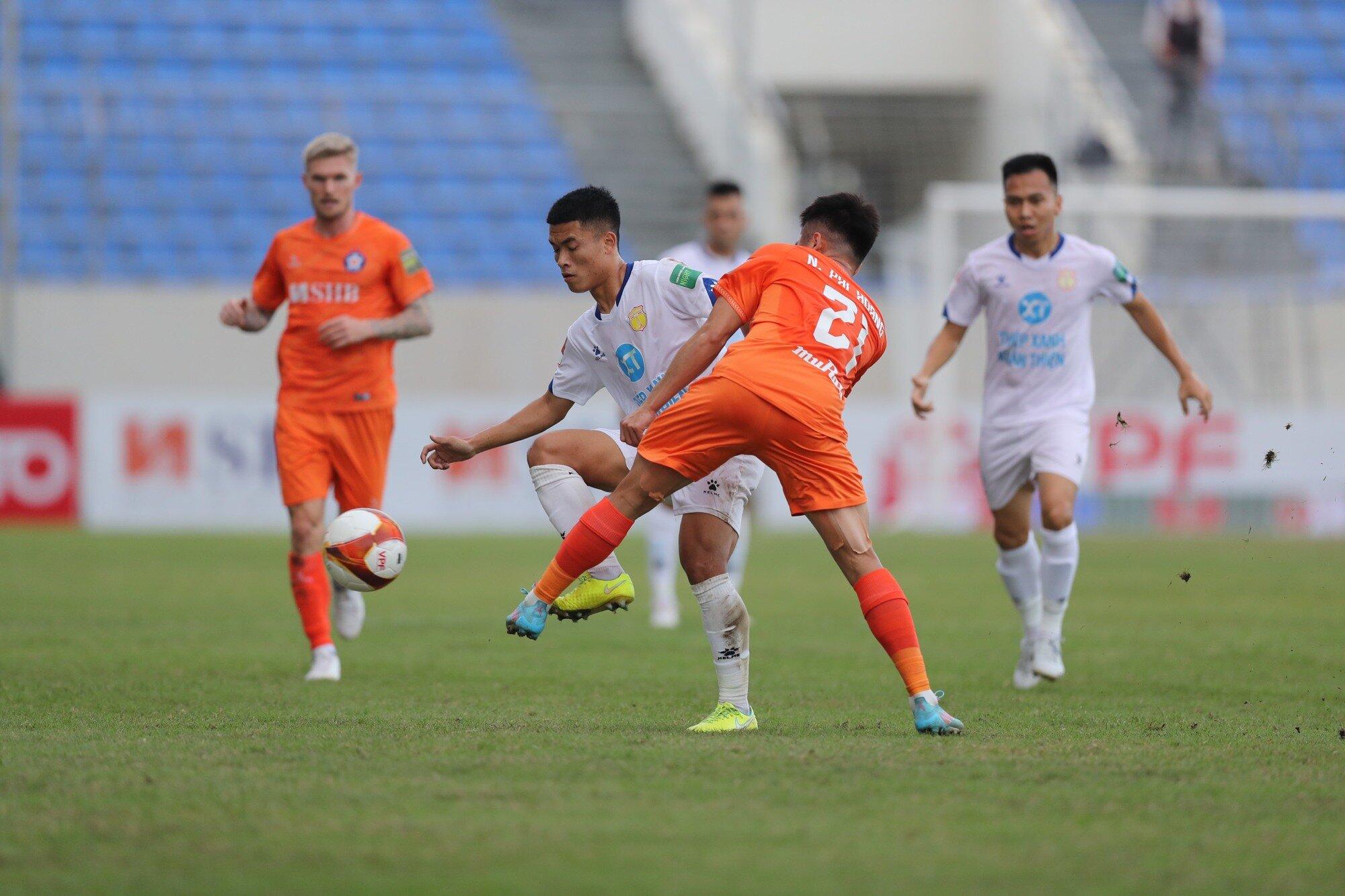 Phút 57, Nam Định dẫn 1-0 nhờ công của Uzoukwu (Ảnh: Internet)