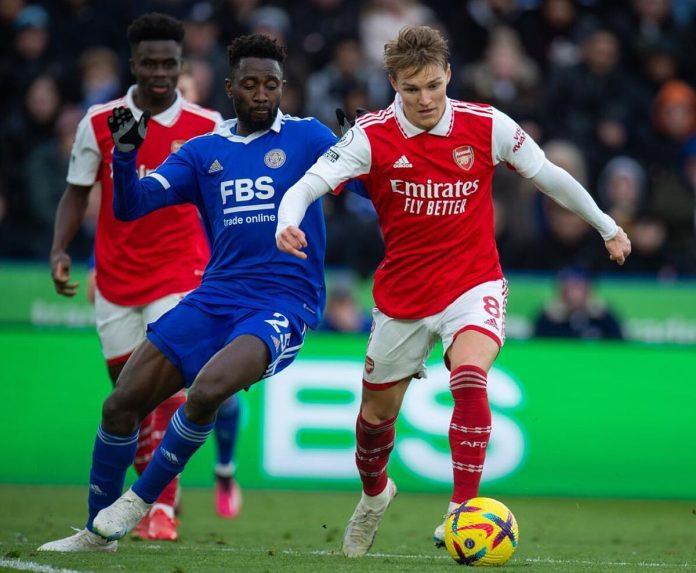 Martin Odegaard và các tiền vệ của Arsenal đã có hiệp thi đấu đầu tiên vô cùng khó khăn trước Leicester City (Ảnh: Internet)
