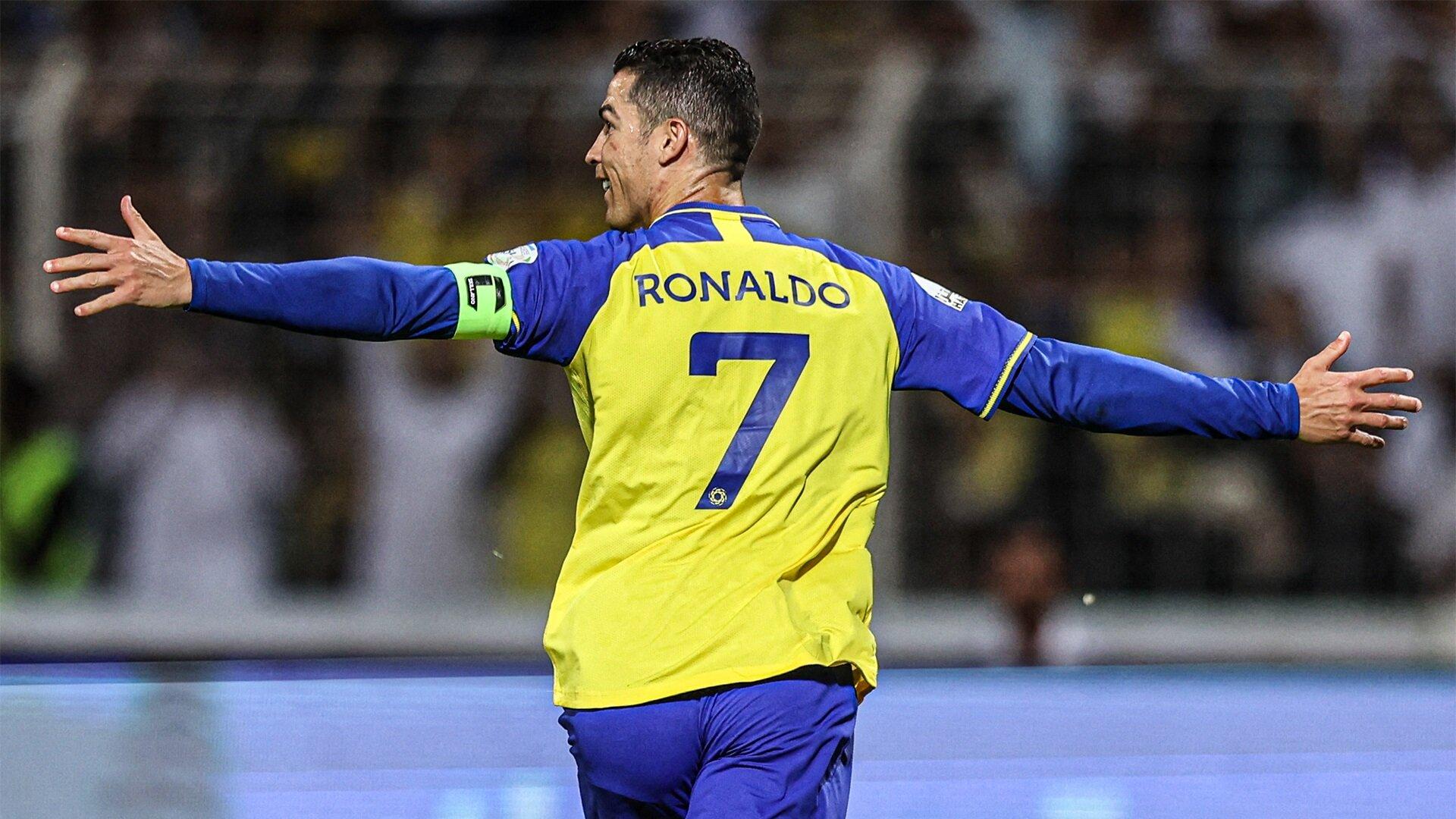 Với tấm băng đội trưởng, Ronaldo đang trở thành biểu tượng chiến thắng mới ở giải vô địch quốc gia Arab Saudi (Ảnh: Internet)