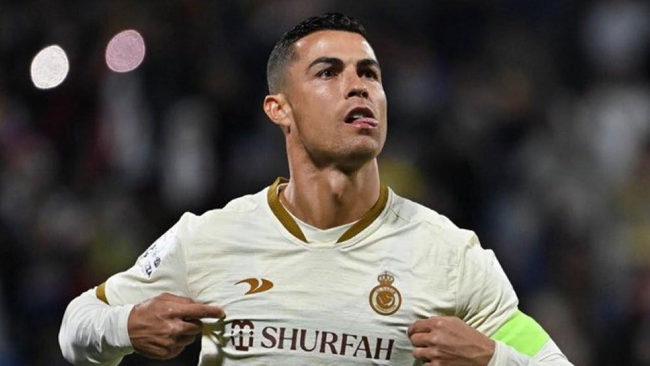 Ronaldo chạy lại khán đài nơi có các CĐV của Al-Nassr ăn mừng bàn thắng đầu tiên trong trận (Ảnh: Internet)