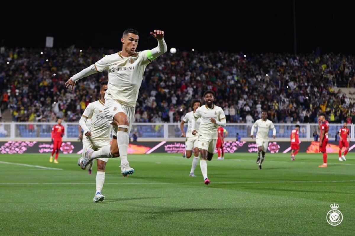 Khắp các khán đài hô to Siu khi Ronaldo thực hiện pha ăn mừng nhảy lên và xoay người quen thuộc (Ảnh: Internet)