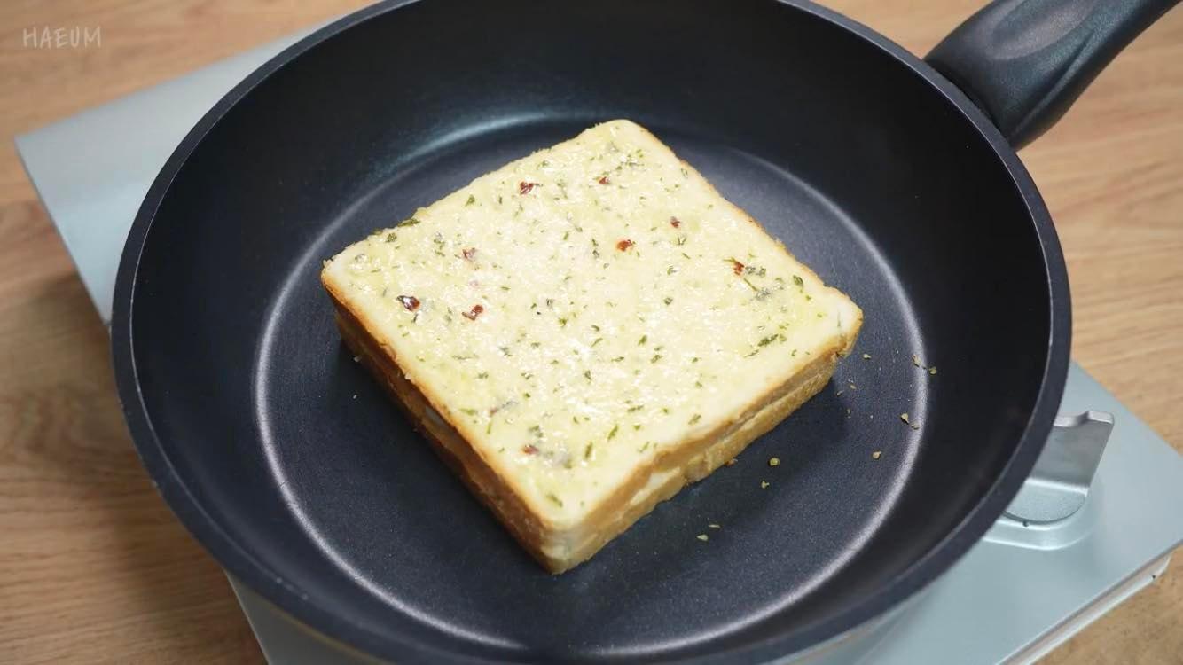 sandwich bơ tỏi phô mai (nguồn: Haeum Cooking)