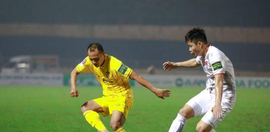 CLB Sông Lam Nghệ An có trận hòa thứ 3 tại V.League 2023 Phút 57, Trọng Hoàng đặt lòng đưa bóng đi chệch cột dọc khung thành Hải Phòng