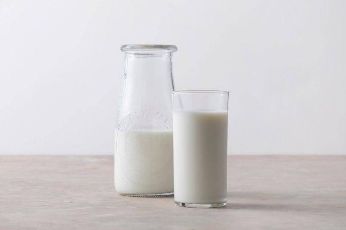 Sữa có khả năng khiến bạn bị mụn nội tiết (Ảnh: Internet)