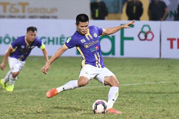 Tiền đạo của Hà Nội FC không hài lòng về màn thể hiện của bản thân (Ảnh: Internet)