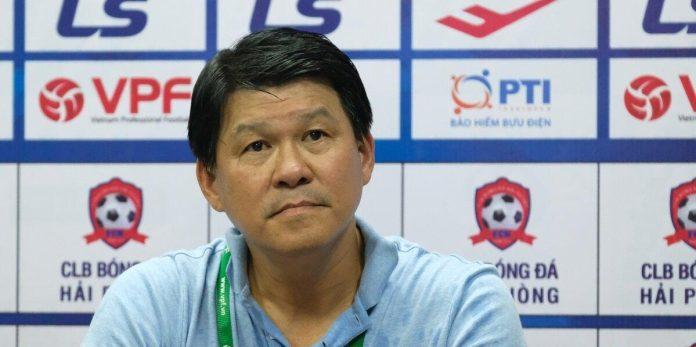HLV Vũ Tiến Thành chia sẻ với báo chí sau trận đấu giữa CLB TP.HCM với CLB Nam Định. (Ảnh: Internet)