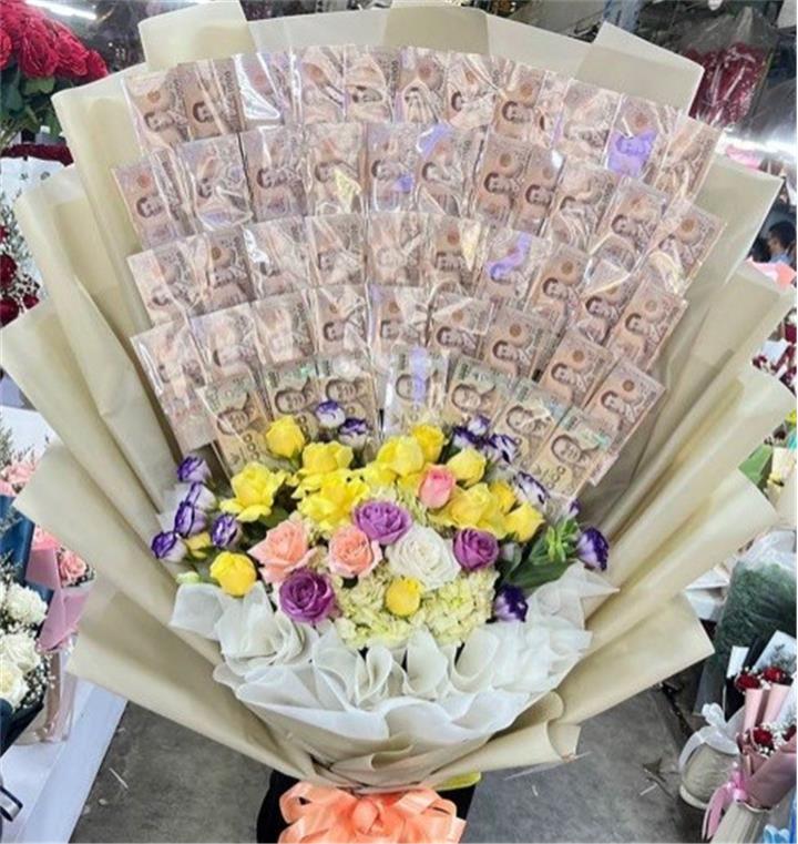Cô gái Thái Lan tặng bó hoa tiền cho bạn trai bị shipper cuỗm mất. (Ảnh: Internet)