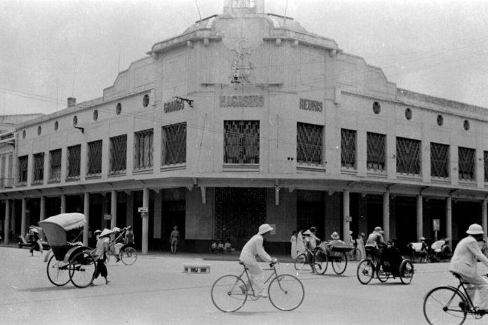 Cửa hàng bách hóa Grands Magasins nằm ở ngã tư Paul Bert - Francis Garnier đã được xây lại thành Trung tâm thương mại Tràng Tiền Plaza. (Nguồn: Internet)