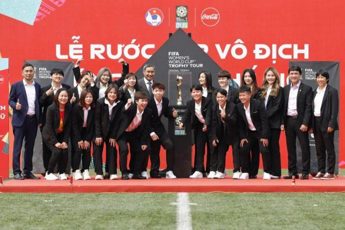 Đội tuyển nữ Việt Nam đón cúp vàng World Cup 2023 (Ảnh: Internet)