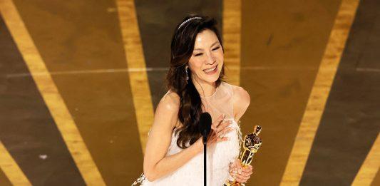 Dương Tử Quỳnh đoạt giải Nữ diễn viên chính xuất sắc nhất tại Oscar 2023 (Ảnh: Twitter/@anwaribrahim