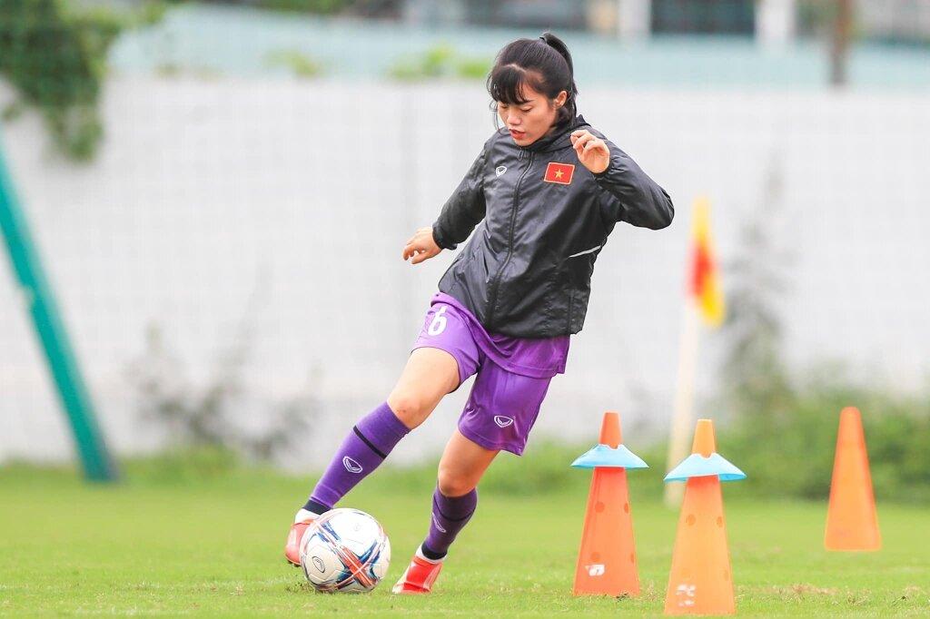 Phạm Hoàng Quỳnh sinh năm 1992, hiện đang là cầu thủ của đội tuyển bóng đá nữ Việt Nam ở vị trí tiền vệ (Ảnh: Internet)