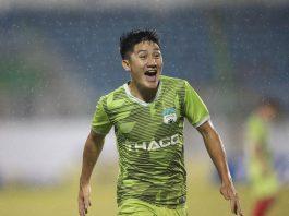 Trung vệ Nguyễn Duy Kiên gia nhập Phù Đổng FC chơi ở giải hạng Nhất quốc gia 2023 Nguyễn Duy Kiên sinh năm 2000 tại Thanh Hóa anh trưởng thành từ khóa 3 HAGL JMG, cùng lứa với Bảo Toàn và Quang Nho