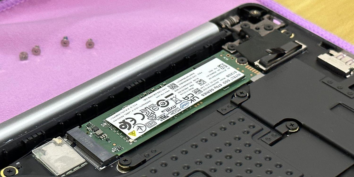 Ổ cứng SSD được cố định vào máy (Ảnh: Internet)