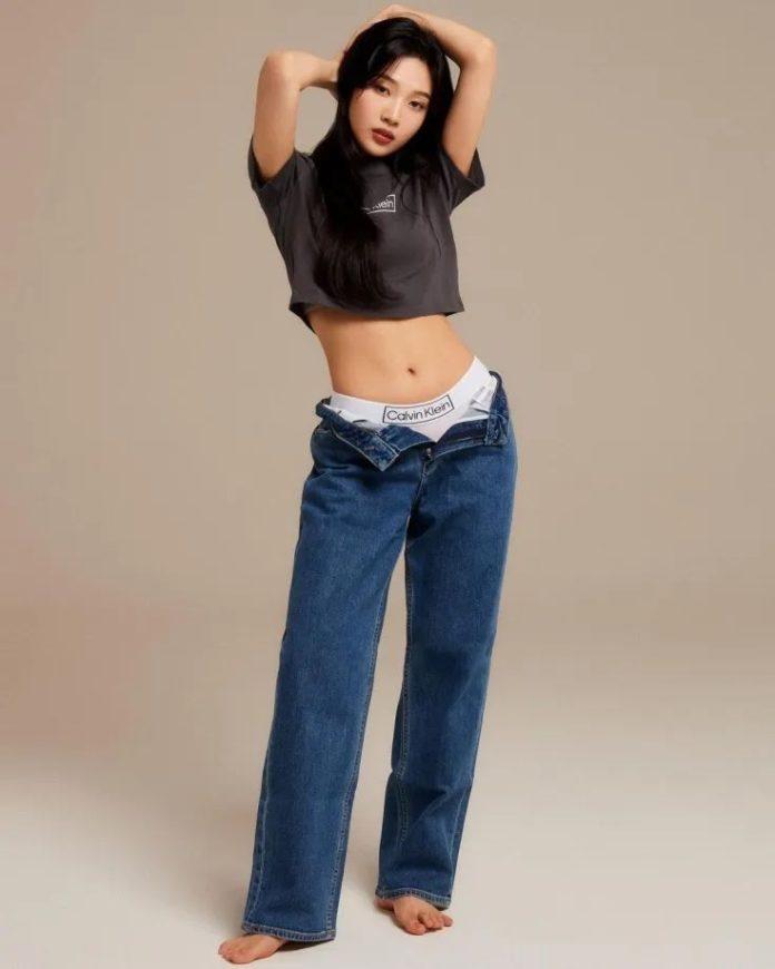 Chiếc quần jeans mở khóa khiến cho cô nàng càng thêm thu hút (Ảnh: Internet)