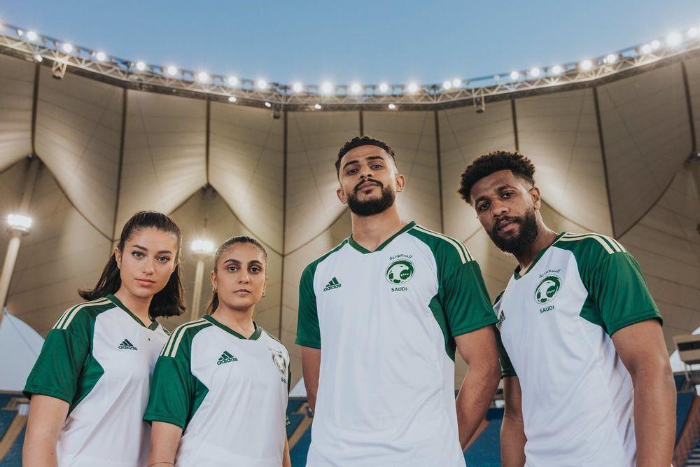 Thương hiệu adidas quảng bá mối quan hệ hợp tác với Liên đoàn Bóng đá Ả Rập Saudi bằng việc ra mắt mẫu áo thi đấu sân nhà và sân khách cho đội tuyển quốc gia (Ảnh: Internet)