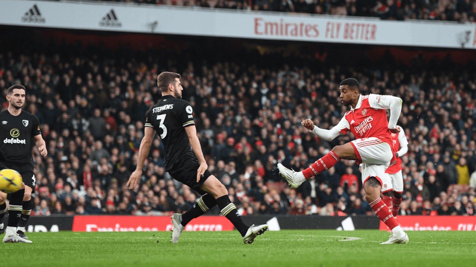 Reiss Nelson có pha ra chân cực nhanh ấn định tỉ số cho Arsenal ở những giây cuối cùng của hiệp đấu (Ảnh: Internet)