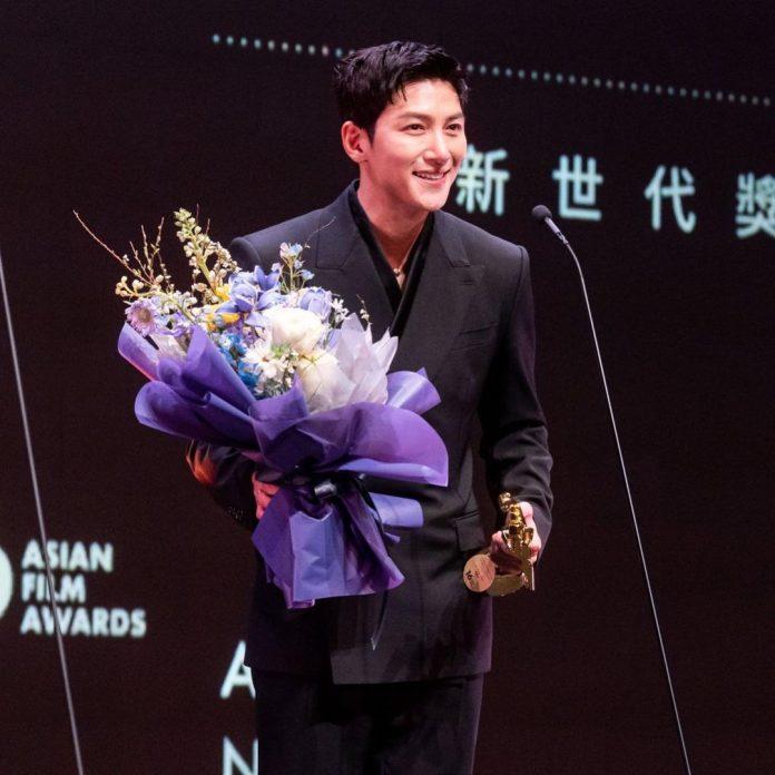 Hình ảnh nam diễn viên Ji Chang Wook lên bục nhận giải thưởng A
