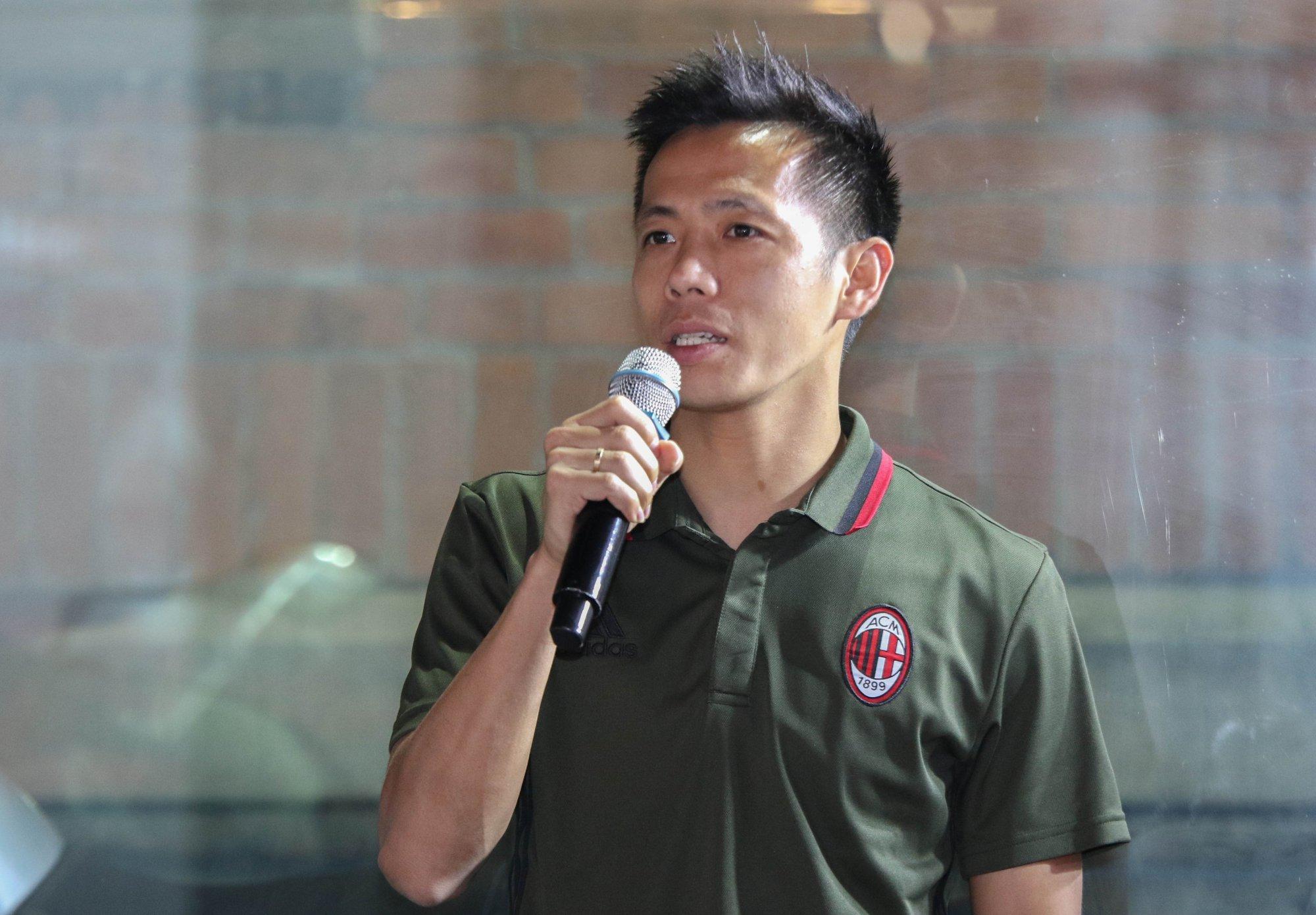 Tiền đạo Nguyễn Văn Quyết cho con trai tập luyện ở học viện AC Milan Hà Nội trong hai năm qua (Ảnh: Internet)