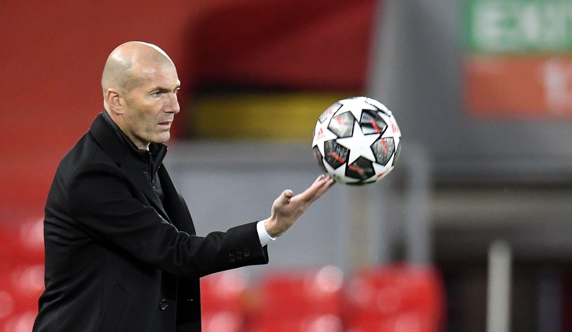 Zidane đang được đồn đoán sẽ là người kế vị chiếc ghế nóng tại Chelsea nếu Potter bị sa thải (Ảnh: Internet)
