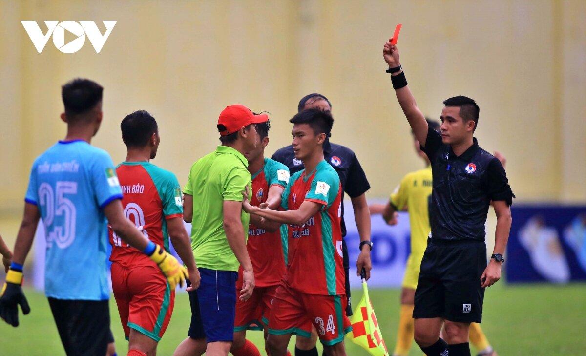 HLV và cầu thủ CLB Bình Phước nhận án phạt vì hành hung trọng tài