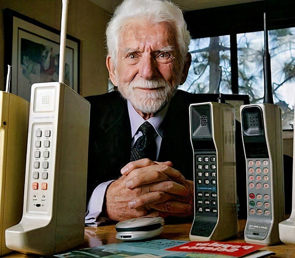 Martin Cooper và mẫu điện thoại di động đầu tiên trên thế giới (Ảnh: Internet)