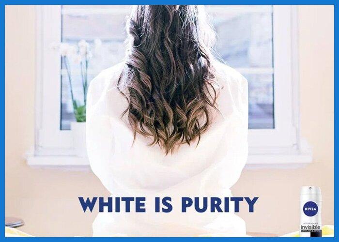 Thương hiệu này đã nhận về hàng loạt chỉ trích liên quan đến vấn đề phân biệt chủng tộc bởi từ “White” được sử dụng trong hình ảnh không chỉ đại diện cho màu áo của người tiêu dùng khi sử dụng sản phẩm của thương hiệu mà còn gây liên tưởng đến màu da (Ảnh: Internet)