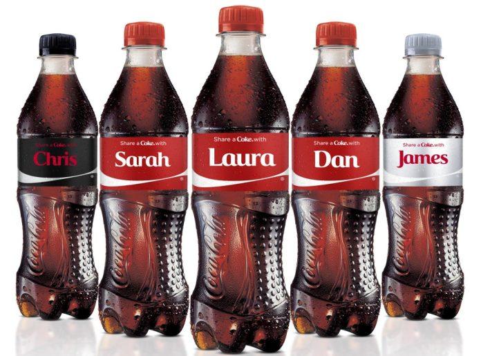 Chiến lược in tên riêng trên bao bì sản phẩm của Coca Cola đã khéo léo khơi gợi cảm xúc tò mò, sự hồi hộp và cả phấn khích cho khách hàng khi họ tìm được một chai coke khắc tên mình (Ảnh: Internet)