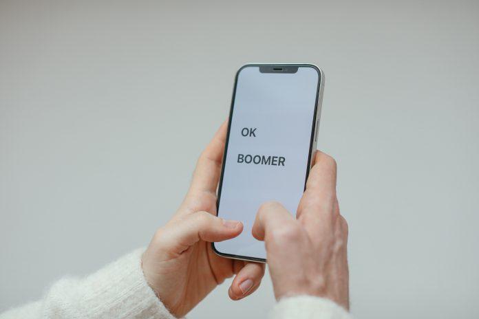 Thế hệ Baby Boomers nghi ngờ việc mua sắm qua mạng xã hội, nên các thương hiệu có thể lựa chọn tập trung vào các kênh khác như quảng cáo truyền hình và công cụ tìm kiếm (Ảnh: Internet)