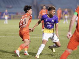 Các tuyển thủ U22 Việt Nam có phong độ như thế nào ở V.League? Văn Tùng có cú dứt điểm chạm người hậu vệ Đà Nẵng đi chệch cầu gôn trong gang tấc