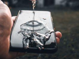 iPhone có thể bị hư nếu ngâm nước lâu (Ảnh: Internet)